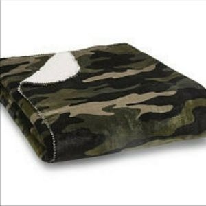 💎 PINK VS Camo Sherpa Blanket NEW 💗